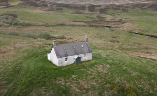 Brae Cottage nằm gần một con suối nhỏ và một con đường mòn ít được sử dụng.