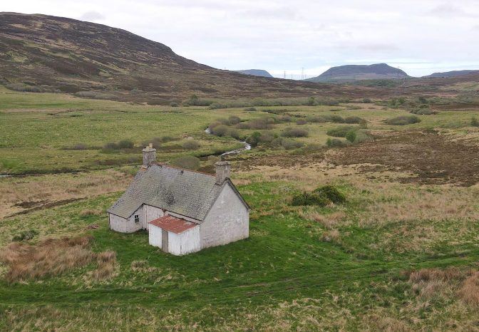 "Nằm ở vị trí tuyệt đẹp, bên cạnh dòng suối Abhainn an r-Stratha Charnaig, Brae Cottage được bao quanh bởi tầm nhìn tuyệt đẹp ra những ngọn đồi Creag Dail na Meine &amp; Beinn Domhnaill, mang đến một khung cảnh yên bình”, nguồn tin cho hay.