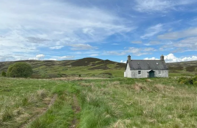 Ngôi nhà đá truyền thống này có phòng khách, hai phòng ngủ, bếp và phòng tắm với nước từ một con suối tự nhiên chảy vào.