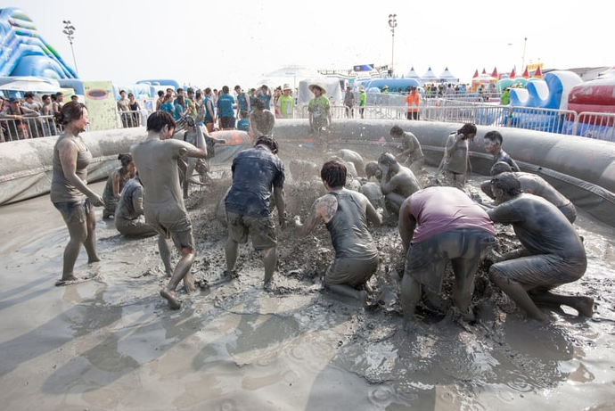 Lễ hội bùn Boryeong độc đáo diễn ra ở Hàn Quốc, thu hút hơn 1 triệu người tham dự các hoạt động trong lễ hội. Ảnh: Shutterstock.