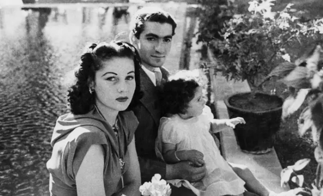 Từ năm 1941 đến năm 1979, đất nước Iran đặt dưới sự cai trị của Vua Mohammad Reza Pahlavi (Shah). Trong ảnh, Vua Mohammed Reza Pahlevi, vợ ông, Hoàng hậu Fawzia và công chúa nhỏ Shahnaz trong khuôn viên cung điện của họ gần Tehran, Iran, vào năm 1942. (Nguồn ảnh: Bussiness Insider)