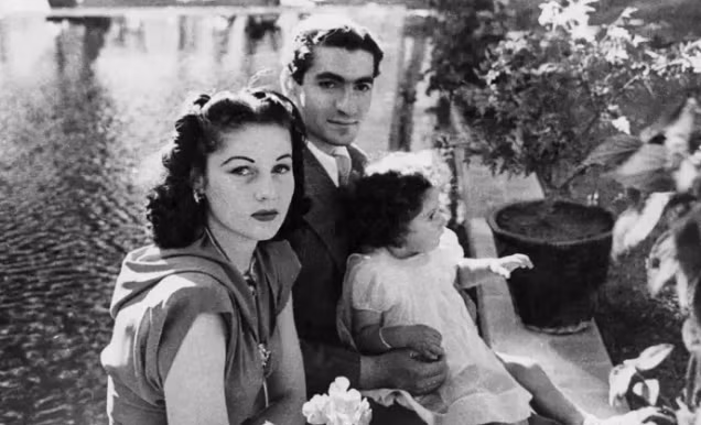 Từ năm 1941 đến năm 1979, đất nước Iran đặt dưới sự cai trị của Vua Mohammad Reza Pahlavi (Shah). Trong ảnh, Vua Mohammed Reza Pahlevi, vợ ông, Hoàng hậu Fawzia và công chúa nhỏ Shahnaz trong khuôn viên cung điện của họ gần Tehran, Iran, vào năm 1942. (Nguồn ảnh: Bussiness Insider)