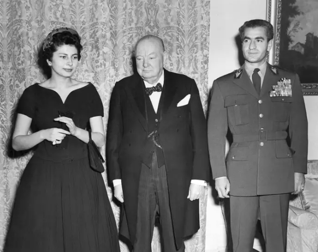 Gia đình hoàng gia Iran đã đáp lại và đi thăm nhiều thủ đô trên thế giới. Trong ảnh, Shah và Soraya gặp Thủ tướng Anh Winston Churchill ở London.