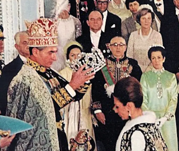 Năm 1967, Shah đã lấy danh hiệu Ba Tư cũ là "Shahanshah" hay Vua của các vị vua, tại một buổi lễ đăng quang ở Tehran. Ảnh: Shah Mohammad Reza Pahlavi trao vương miện cho Hoàng hậu Farah tại lễ đăng quang của họ vào năm 1967.