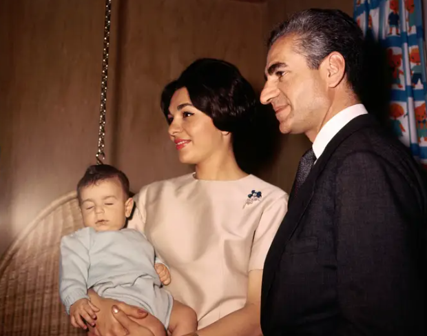 Năm 1959, Shah kết hôn với Farah Diba. Họ có bốn người con. Ảnh: Vua Iran cùng người vợ thứ ba, Hoàng hậu Farah Diba, và con trai là Thái tử Reza.