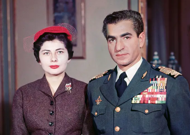 Tuy nhiên, Soraya và Shah ly hôn năm 1958. Việc Soraya rời khỏi hoàng gia được một số người hoan nghênh, họ cho rằng xuất thân từ Đức và Công giáo của bà khiến bà không đáng tin cậy.