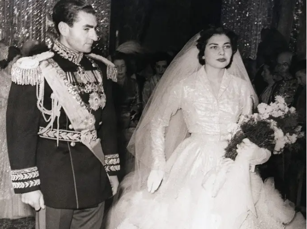 Shah và Soraya kết hôn vào ngày 12 tháng 2 năm 1951. Theo tạp chí Tatler, Soraya mặc chiếc váy cưới của Christian Dior được đính 6.000 viên kim cương và 20.000 chiếc lông vũ marabou.