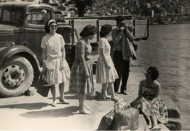 Shah đã cố gắng biến việc tuân thủ tôn giáo thành nhiệm vụ phụ thuộc vào nhà nước. Một phần trong biện pháp của Iran để đạt được điều này là thông qua lệnh cấm đeo mạng che mặt nơi công cộng.