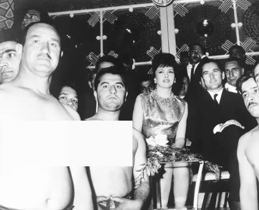 Theo lời mời của gia đình hoàng gia, Iran đã trở thành điểm đến phổ biến cho những người nổi tiếng và nguyên thủ quốc gia. Trong ảnh, một diễn viên người Ý và chồng cô đến dự một cuộc thi thể thao với tư cách là khách của Công chúa Iran Ashraf năm 1963.