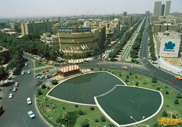 Đến năm 1975, Shah đã bãi bỏ chế độ đa đảng của Iran và tập trung ngày càng nhiều quyền lực vào tay mình theo đảng Rastakhiz (Phục sinh) được chính phủ cho phép.