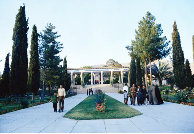 Ngày 16/1/1979, Mohammad Reza Shah Pahlavi trốn khỏi Iran trong cuộc Cách mạng Hồi giáo. Sau đó, lãnh tụ tối cao Iran Ayatollah Khomeini tiếp quản đất nước. Ảnh: Du khách tại một khu nghỉ dưỡng ở Iran năm 1971.