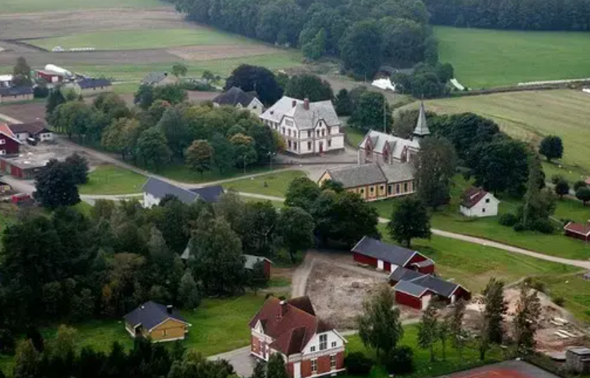 2. Nhà tù Bastøy. Na Uy nổi tiếng với hệ thống nhà tù tiến bộ, và nhà tù Bastøy là một ví dụ điển hình khác. Nằm trên một hòn đảo đẹp như tranh vẽ, nhà tù này cho phép tù nhân sống trong những ngôi nhà nhỏ xinh xắn. Ảnh: PC.