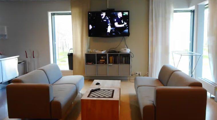 1. Nhà tù Halden ở Na Uy được biết đến là nhà tù nhân đạo nhất thế giới. Nhà tù này được thiết kế giống như một khuôn viên trường đại học hơn là một nhà tù truyền thống. Ảnh: BBC.