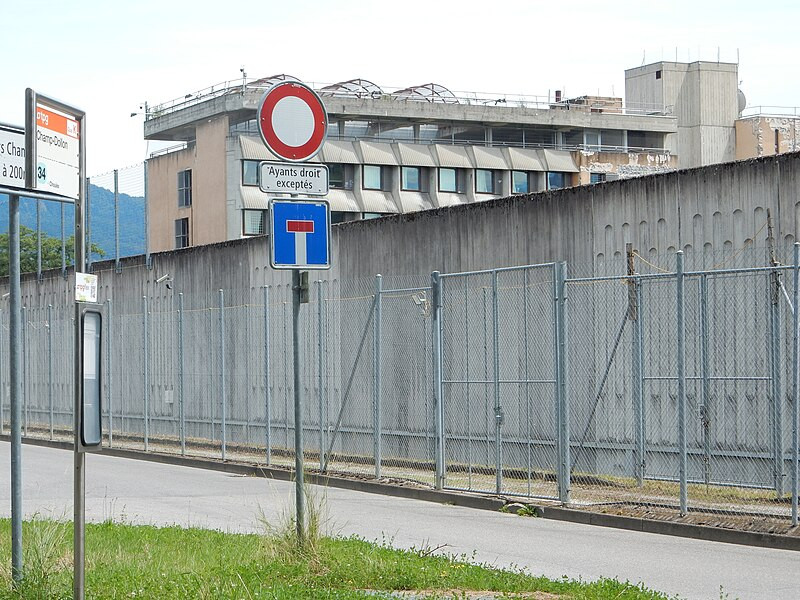 6. Nhà tù Champ-Dollon ở Thụy Sĩ là một cơ sở hiện đại tập trung vào việc giảm tình trạng quá tải trong khi vẫn cung cấp cho tù nhân một môi trường thoải mái. Ảnh: Wikipedia.