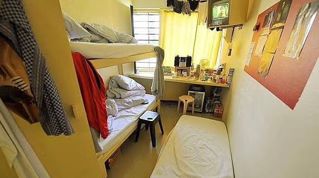 Các phòng giam rộng rãi, có cửa sổ lớn, giường thoải mái và có phòng tắm riêng. Tù nhân được sử dụng nhiều tiện nghi khác nhau, bao gồm phòng tập thể dục, không gian ngoài trời và các chương trình giáo dục. Ảnh: LT.