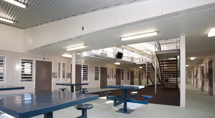 Các phòng giam sạch sẽ, đủ ánh sáng và được trang bị tiện nghi hiện đại. Nhà tù chú trọng phát triển kỹ năng để chuẩn bị cho tù nhân cuộc sống sau khi được thả, khiến nơi đây trở thành một trong những nhà tù tiến bộ và sang trọng nhất ở Nam bán cầu. Ảnh: HNZ.