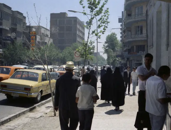 Một cảnh đường phố cho thấy người đi bộ trên vỉa hè ở Tehran, Iran, ngày 16/6/1970.
