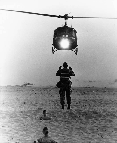 Một người lính chỉ dẫn hạ cánh trực thăng cứu thương UH-1V Iroquois ("Huey") trong một cuộc tập trận ở Ả Rập Xê Út ngày 29/11/1990.