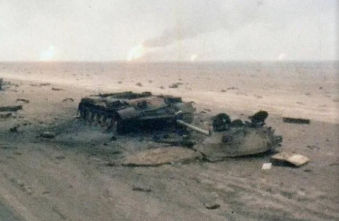 Một chiếc xe tăng Iraq bị phá hủy, ngày 27/2/1991.