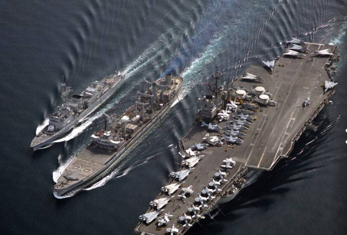 Với ưu thế áp đảo về khí tài quân sự hiện đại cùng chiến thuật hợp lý, liên quân do Mỹ đứng đầu nhanh chóng giành chiến thắng chỉ sau hơn 1 tháng. Kuwait được giải phóng. Ảnh: Tàu chở dầu USNS Passumpsic tiếp tế cho tàu sân bay USS Ranger của Hải quân Mỹ và tàu khu trục Latouche-Tréville của Pháp.