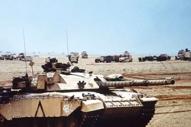Xe tăng chiến đấu chủ lực Challenger của Anh trong Chiến dịch Bão táp Sa mạc, ngày 28/2/1991.