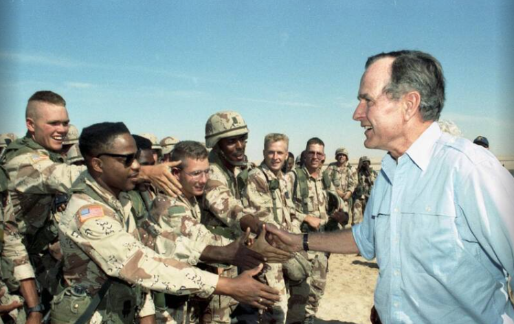 Tháng 1/1991, liên quân do Mỹ dẫn đầu quyết định xúc tiến chiến dịch “Bão táp Sa mạc” giải phóng Kuwait. Cuộc chiến Vùng Vịnh bước vào giai đoạn cao trào. Ảnh: Tổng thống Mỹ George HW Bush thăm quân đội ở Ả Rập Saudi ngày 22/11/1990.