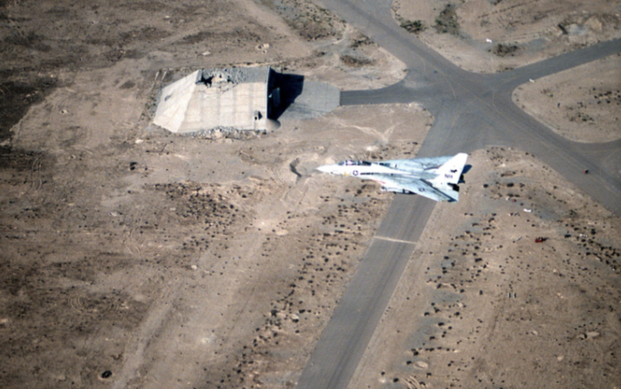 Một chiếc F-14 Tomcat bay qua một căn cứ không quân ở Kuwait.