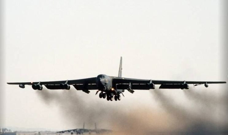 Máy bay ném bom B-52G Stratofortress cất cánh trong Chiến dịch Bão táp Sa mạc.