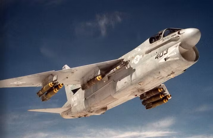 Một chiếc Ling-Temco-Vought A-7E Corsair II của Hải quân Mỹ đến về Iraq trong Chiến dịch Bão táp Sa mạc ngày 26/2/1991.