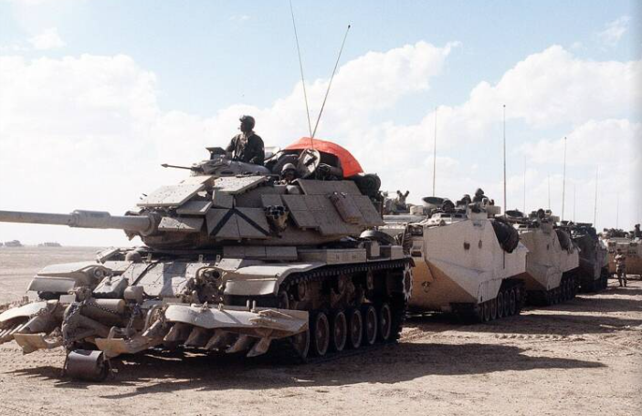 Một xe tăng chiến đấu chủ lực M60A1 dẫn đầu đoàn xe tấn công khi quân đội Mỹ chuẩn bị tiến vào Kuwait.