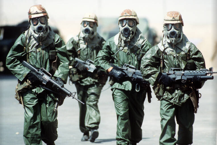 Những người lính thuộc Sư đoàn Không quân 82 mặc áo bảo hộ, đeo găng tay, mặt nạ để thích nghi với thời tiết nóng bức và chuẩn bị cho khả năng chạm trán với vũ khí hóa học khi đó.