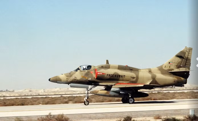Một chiếc máy bay McDonnell Douglas A-4KU Skyhawk của Kuwait được sơn dòng chữ "Tự do cho Kuwait".