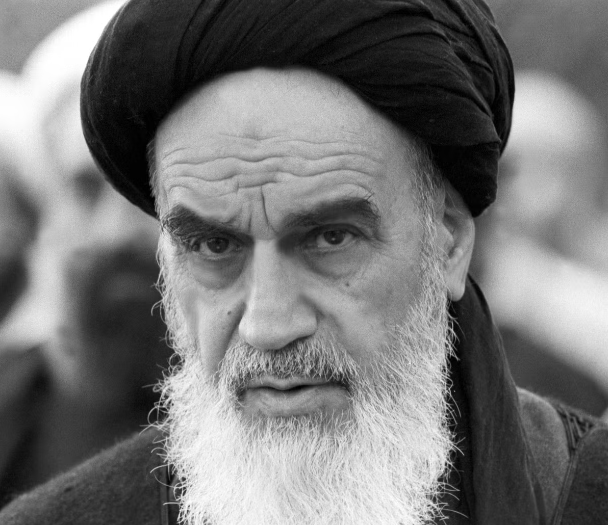 Năm 1979, Mohammad Reza Shah Pahlavi bị lật đổ sau các cuộc biểu tình của người dân. Khomeini (ảnh), người sống lưu vong từ giữa những năm 1960, đã trở về Tehran từ Pháp trong sự chào đón nồng nhiệt của đám đông và nhận được sự ủng hộ rộng rãi. Ông trở thành lãnh tụ tối cao của Iran. Ảnh: BC.