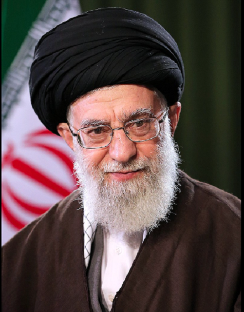 Ali Khamenei trở về Iran và cuối cùng định cư tại Qom năm 1958, nơi ông tiếp tục theo học các chương trình giáo sĩ dưới sự hướng dẫn của Đại giáo chủ Hossein Borujerdi và Đại giáo chủ Ruhollah Khomeini - người sau này trở thành lãnh tụ tối cao Iran. Ảnh: Wikipedia.