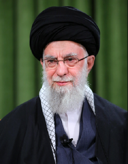 Khamenei nhanh chóng thăng tiến, đảm nhiệm các vai trò quan trọng trong Hội đồng Cách mạng Hồi giáo. Ông là Thứ trưởng Bộ Quốc phòng trong thời gian ngắn từ cuối tháng 7 đến ngày 6/11/1979, và là giám sát viên của Lực lượng Vệ binh Cách mạng Hồi giáo. Ảnh: Wikipedia.