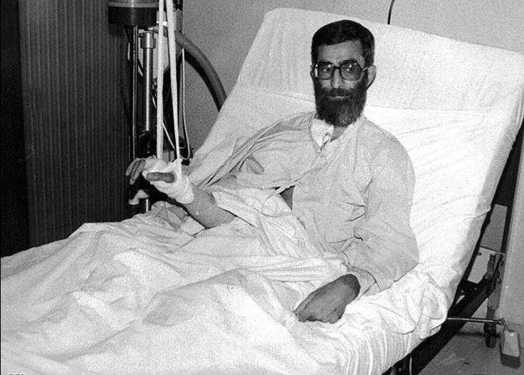 Là một trong những nhân vật cách mạng hàng đầu, ông bị nhắm đến trong các vụ ám sát năm 1981 và bị thương nặng, liệt cánh tay phải. Ảnh: Wikipedia.