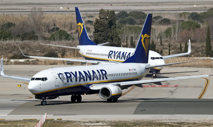 Máy bay chở hơn 180 người bốc cháy trên đường băng May bay cho hon 180 nguoi boc chay tren duong bang