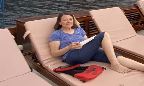 Daily Mail đưa tin, Colleen Monfore (ảnh), 68 tuổi, đến từ Nam Dakota (Mỹ), mất tích ở vùng biển gần đảo Pulau Reong, vào ngày 26/9. (Nguồn ảnh: Instagram, Daily Mail, Getty)