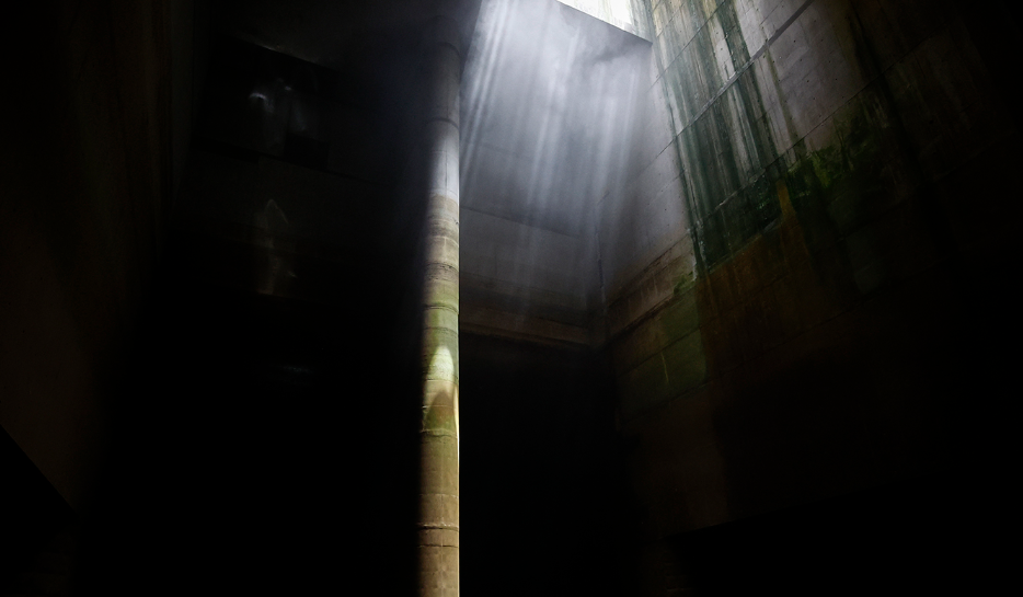 Các thành viên của Cục Xây dựng đô thị Tokyo đi bộ bên trong hồ chứa nước ngầm điều tiết sông Kanda ở Tokyo, Nhật Bản, ngày 16/7/2024.