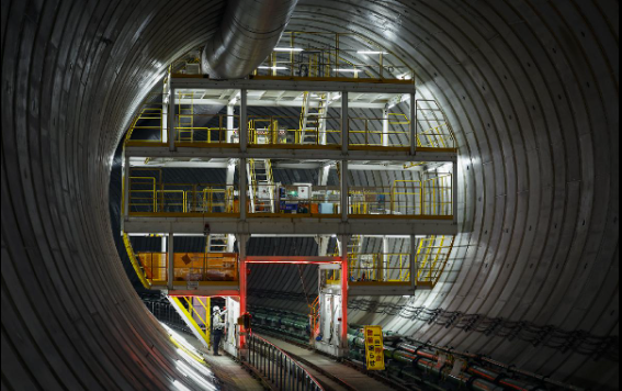 Khu phức hợp này còn là điểm du lịch và địa điểm quay phim nổi tiếng. Không gian rộng lớn này có khả năng chứa nước trong gần 100 hồ bơi kích thước Olympic.