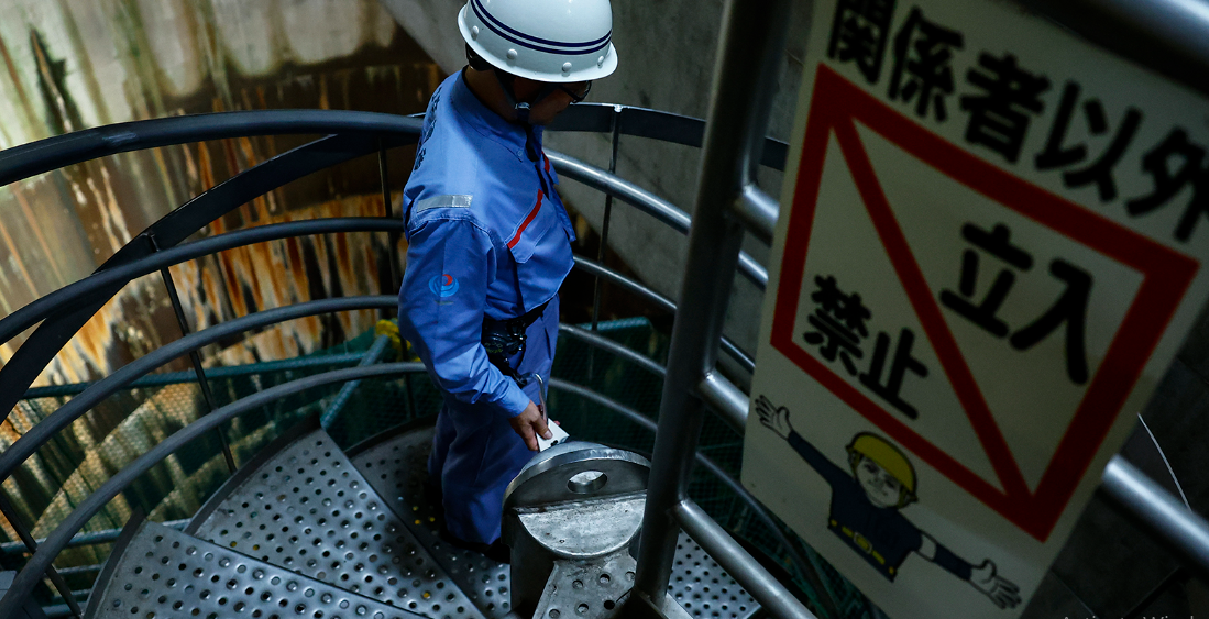 Một nhân viên của Văn phòng Quản lý Đường ngập lụt bên ngoài đô thị đi xuống bể khổng lồ số 1 trong hệ thống kênh xả nước dưới lòng đất bên ngoài đô thị ở Kasukabe, Nhật Bản, ngày 4/7/2024. 