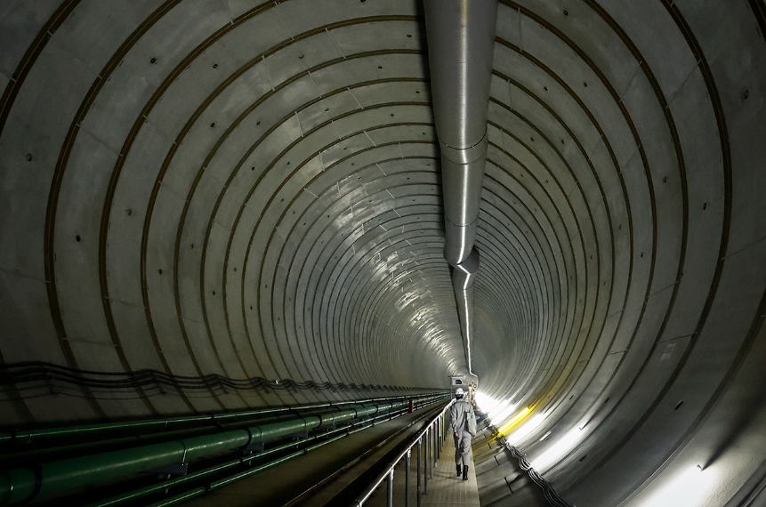 Shun Otomo, một thành viên của Cục Xây dựng Chính quyền đô thị Tokyo, thăm hồ chứa nước ngầm gần ga Nogata ở Tokyo, Nhật Bản, ngày 16/7/2024.