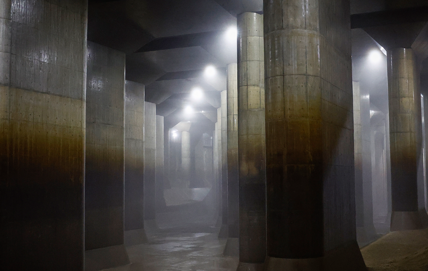 Góc nhìn tổng thể cho thấy một bể chứa nước điều chỉnh áp suất tại kênh xả nước ngầm khu vực ngoài đô thị ở Kasukabe, Nhật Bản, ngày 4/7/2024.