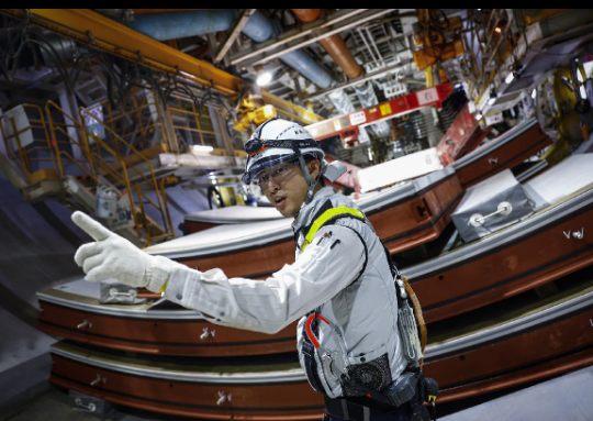 Một nhân viên đang làm việc tại công trình xây dựng hồ chứa nước ngầm điều tiết Loop Road số 7, gần ga Nogata ở Tokyo, Nhật Bản, ngày 16/7/2024.