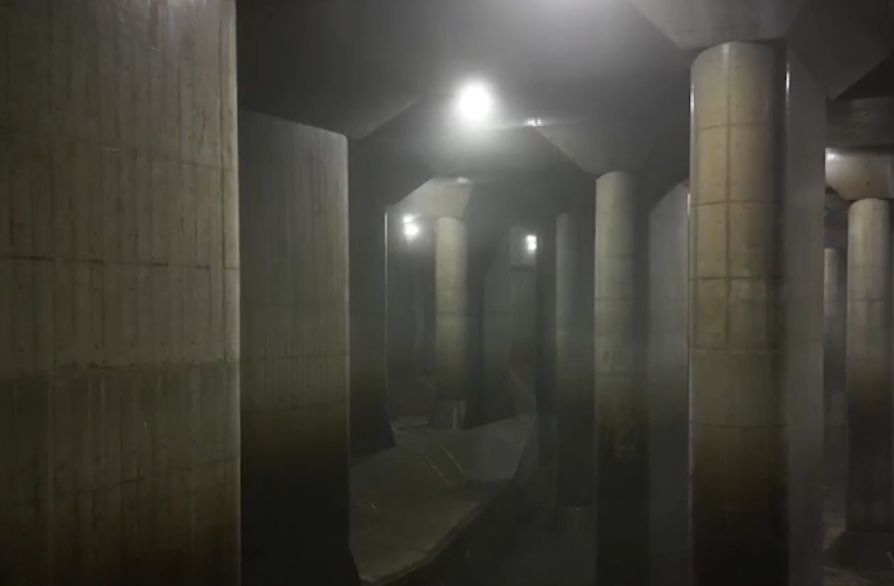 Bên trong công trình này có 59 cột trụ khổng lồ, mỗi cột nặng 500 tấn và cao 18 mét. Khi các con sông gần đó tràn vào, nước đi qua 6,3 km đường hầm ngầm khổng lồ trước khi chảy vào hồ chứa.