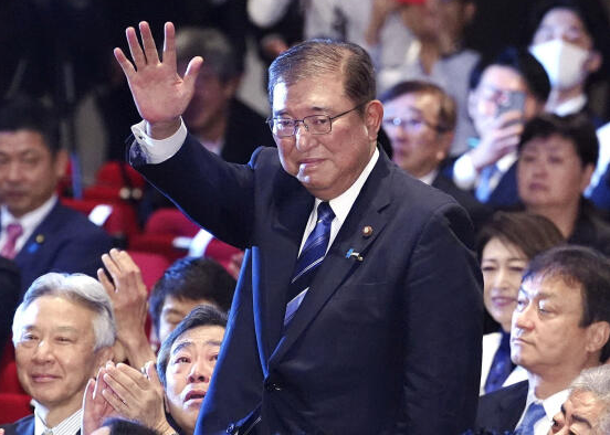 “Tôi sẽ tin tưởng vào người dân, nói lên sự thật bằng lòng dũng cảm và chân thành. Tôi sẽ làm hết sức mình để biến đất nước này thành một nơi an toàn, nơi mọi người có thể sống với nụ cười trên môi một lần nữa”, ông Ishiba phát biểu sau khi giành chiến thắng trong cuộc bỏ phiếu bầu chọn người kế nhiệm Thủ tướng Kishida hôm 27/9. Ảnh: Kyodo.