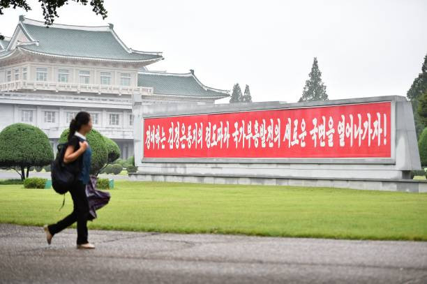 Người phụ nữ đi qua khu phố Pothongmun ở Bình Nhưỡng vào ngày 11/8/2023.