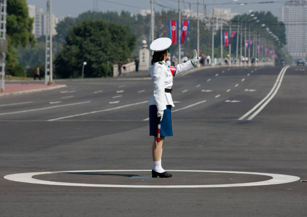 Nữ cảnh sát giao thông Triều Tiên làm việc trên đường phố ngày 12/9/2008.