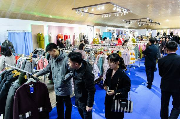 Du khách xem quần áo khi tham dự lễ khai mạc Triển lãm hàng may mặc mùa thu 2023 tại khu triển lãm Okryu ở Bình Nhưỡng vào ngày 9/11/2023.