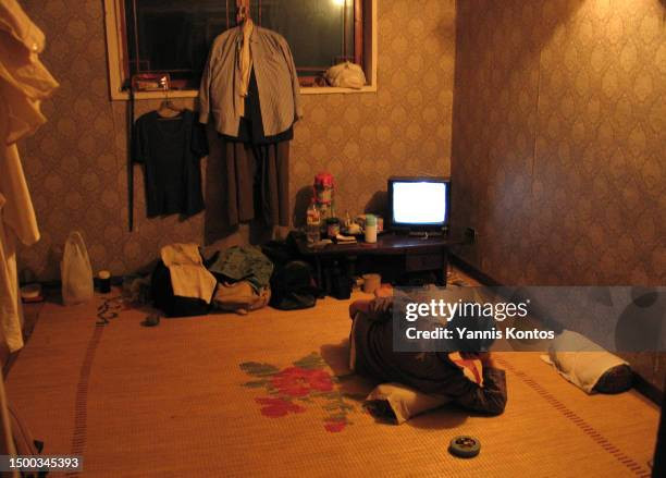 Một người dân Triều Tiên nằm xem tivi tại nhà ở Kaesong ngày 2/5/2005.